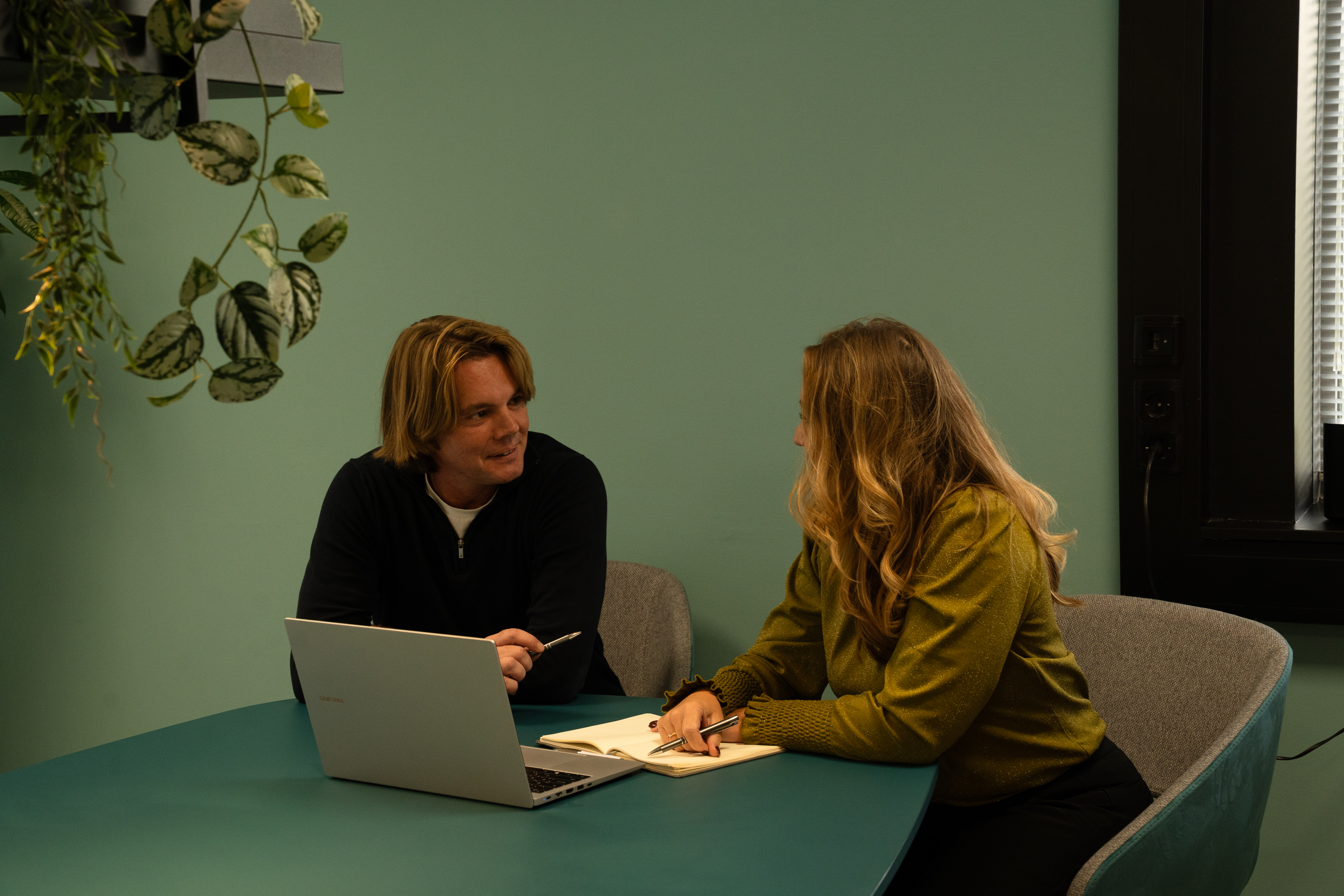 <span id="hs_cos_wrapper_name" class="hs_cos_wrapper hs_cos_wrapper_meta_field hs_cos_wrapper_type_text" style="" data-hs-cos-general-type="meta_field" data-hs-cos-type="text" >Vertegenwoordiger Martin Oonk: “Ik help senioren hun dromen waar te maken”</span>